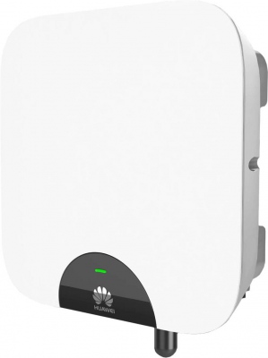 Nowoczesny inwerter Huawei Sun 2000-4KTL-L1 montowany w instalacji domowej